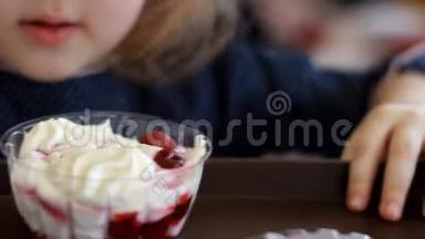 孩子们在咖啡馆里吃甜点和<strong>喝果汁</strong>。 吃冰淇淋的婴儿的肖像。